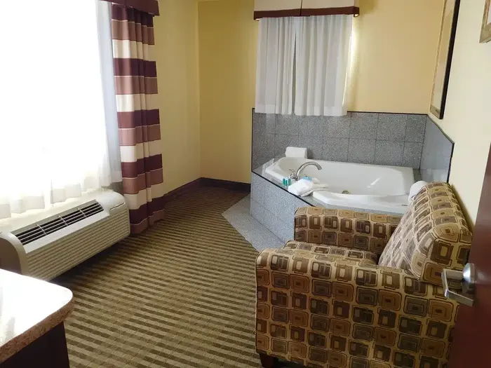 Holiday Inn Express & Suites Ponca City By - Jacuzzi Suite in Ponca City
