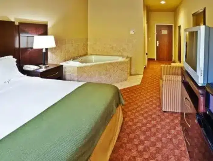 Holiday Inn Express & Suites Muskogee By - Jacuzzi Suite in Muskogee