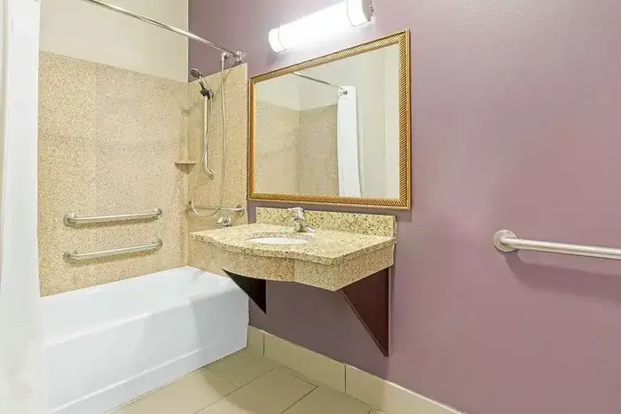 La Quinta Inn Ste Okc Yukon - Jacuzzi Suite in Yukon