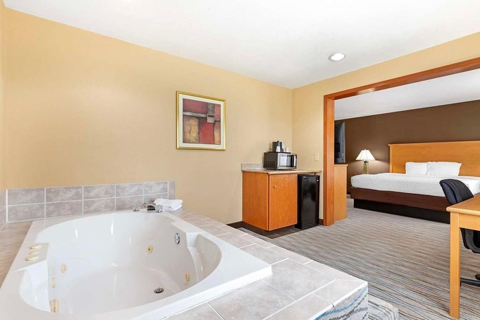 Best Western Locust Grove Inn & Suites - Jacuzzi Suite in Locust Grove