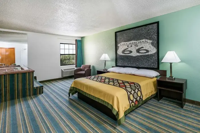 Super 8 by Wyndham Sapulpa/Tulsa Area - Jacuzzi Suite in Sapulpa