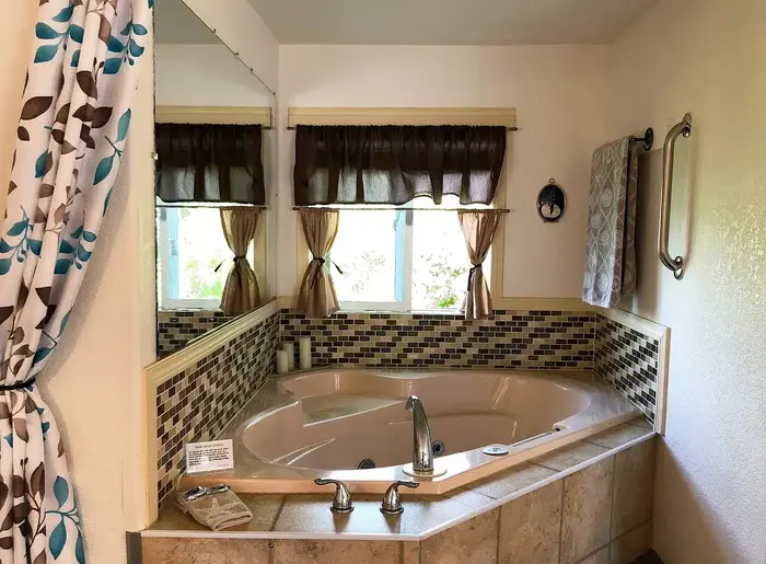 Wheeler on the Bay Lodge - Jacuzzi Suite in Wheeler