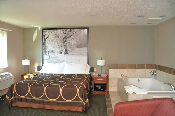 Super 8 by Wyndham Clearfield Hotel - Jacuzzi Suite in Clearfield