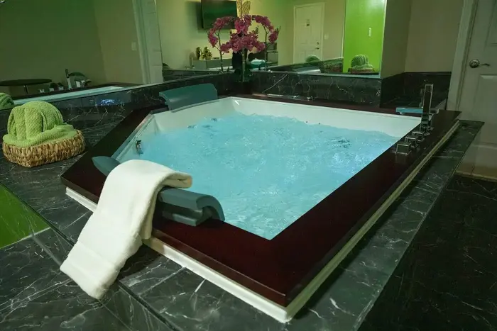 Classic Motor Lodge West Greenwich - Jacuzzi Suite in West Greenwich