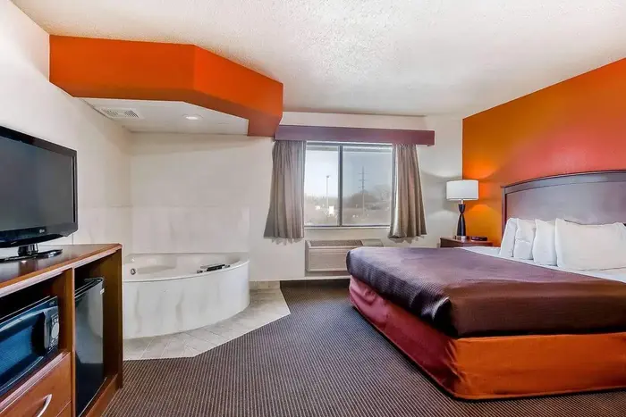 AmericInn by Wyndham Chamberlain Conference - Jacuzzi Suite in Chamberlain