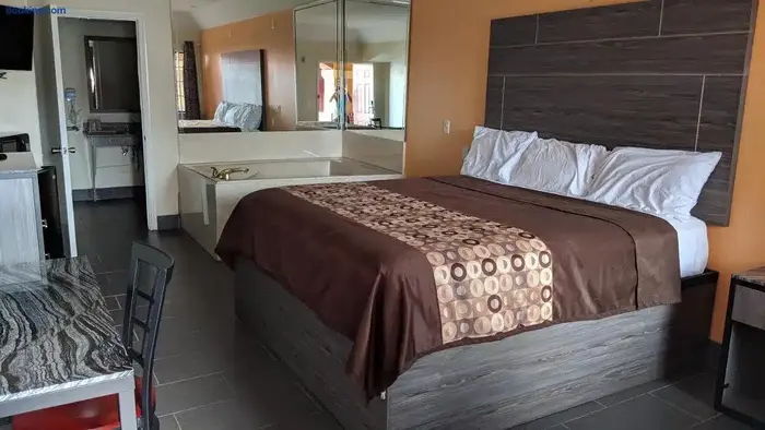 Regency Inn and Suites Galena Park - Jacuzzi Suite in Galena Park