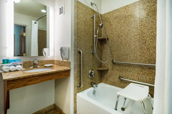 Holiday Inn Express & Suites Rocky Mount - Jacuzzi Suite in Rocky Mount