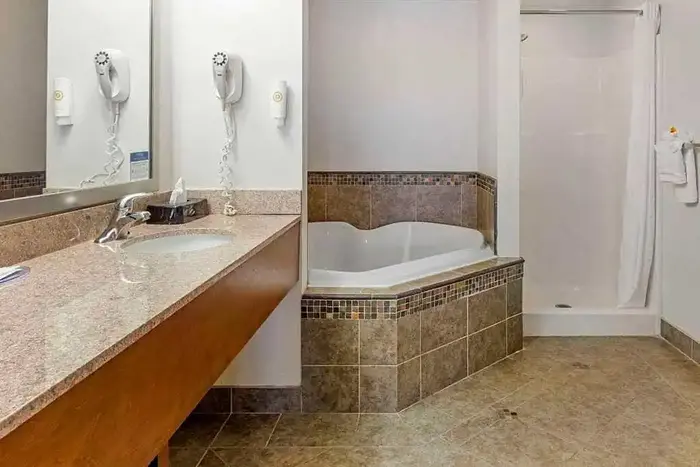 Comfort Suites Inn at Ridgewood Farm - Jacuzzi Suite in Salem