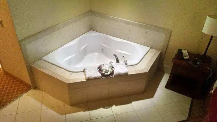 Country Inn & Suites by Radisson, Emporia, VA - Jacuzzi Suite in Emporia