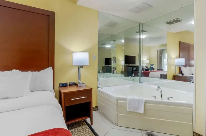 Comfort Inn & Suites Hillsville I-77 - Jacuzzi Suite in Hillsville