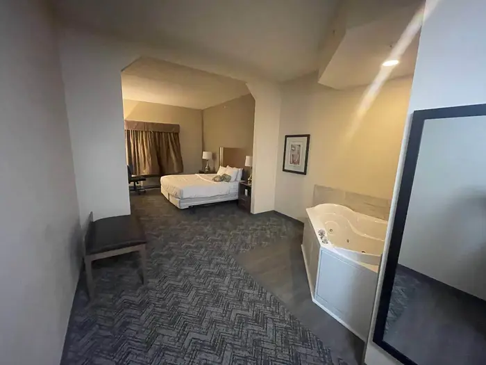Best Western Windsor Inn & Suites - Jacuzzi Suite in Danville