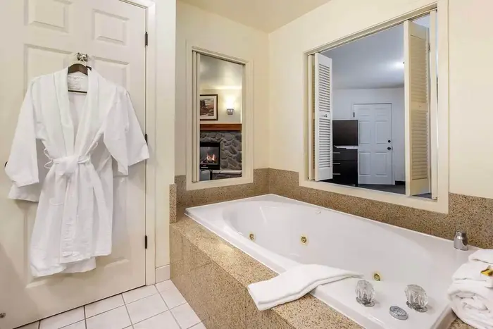 Best Western Plus Edmonds Harbor Inn - Jacuzzi Suite in Edmonds