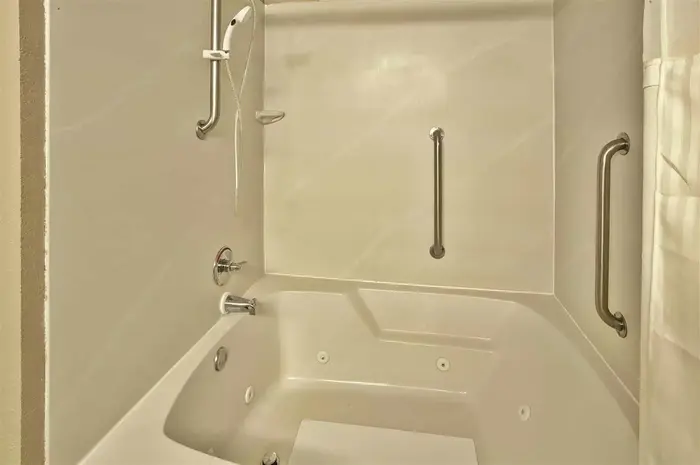 La Quinta Inn & Suites/New River Gorge National - Jacuzzi Suite in Summersville