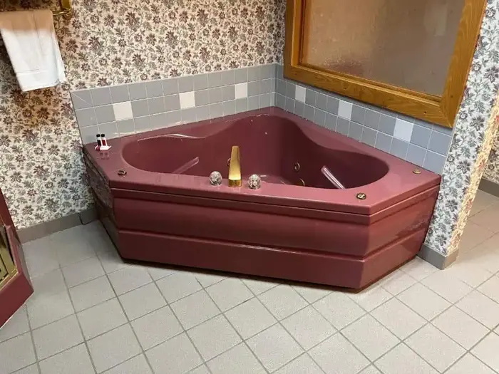 Days Inn & Suites by Wyndham Sutton - Jacuzzi Suite in Sutton