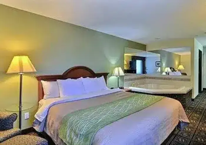 Wingate by Wyndham Vienna Parkersburg - Jacuzzi Suite in Vienna