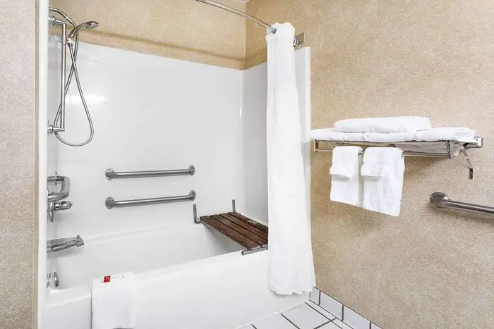 Baymont by Wyndham Casper East - Jacuzzi Suite in Evansville