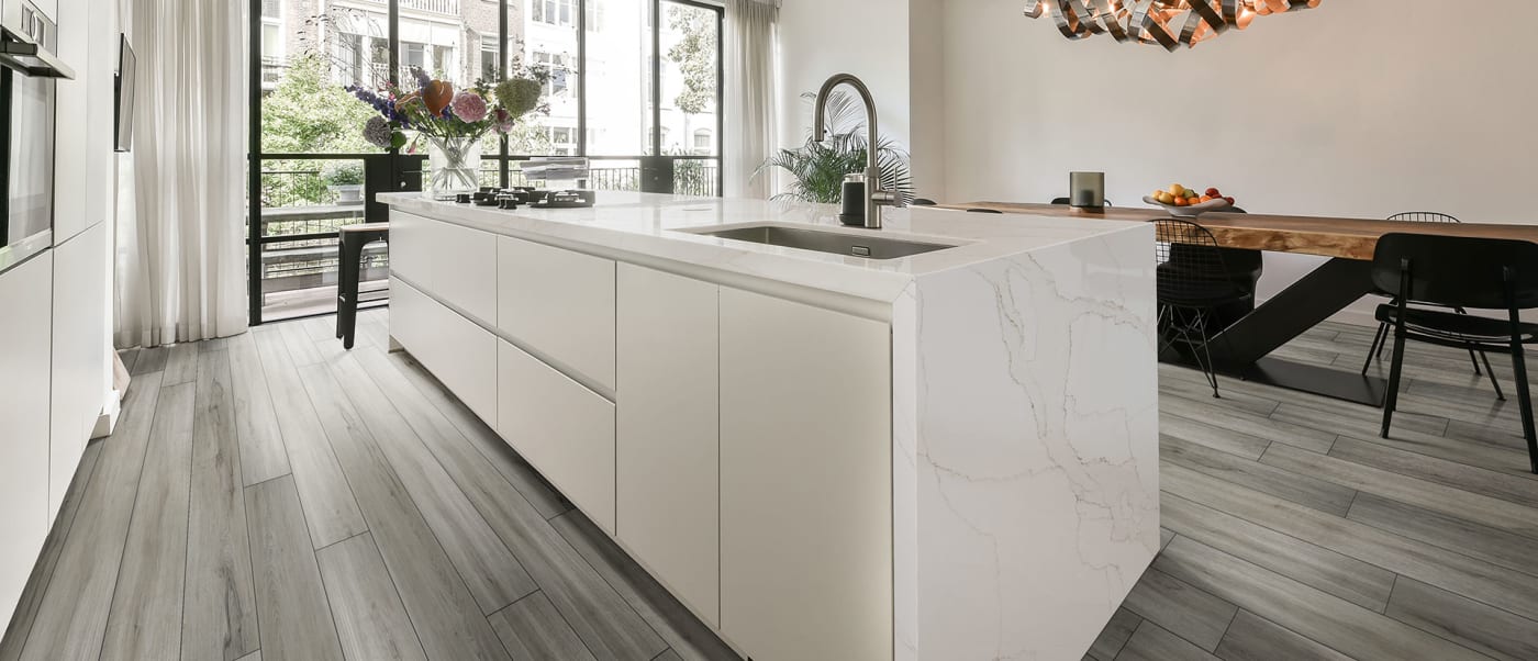 Calacatta Izaro Quartz Countertop in Kitchen Island
