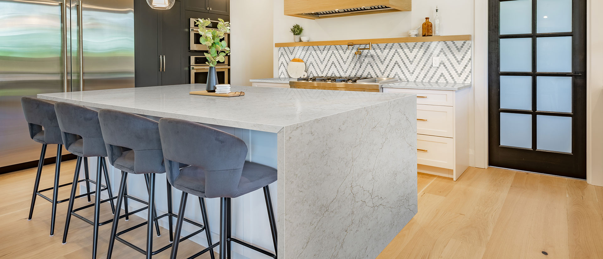 Calacatta Miraggio Cove Quartz Countertop in Kitchen Island