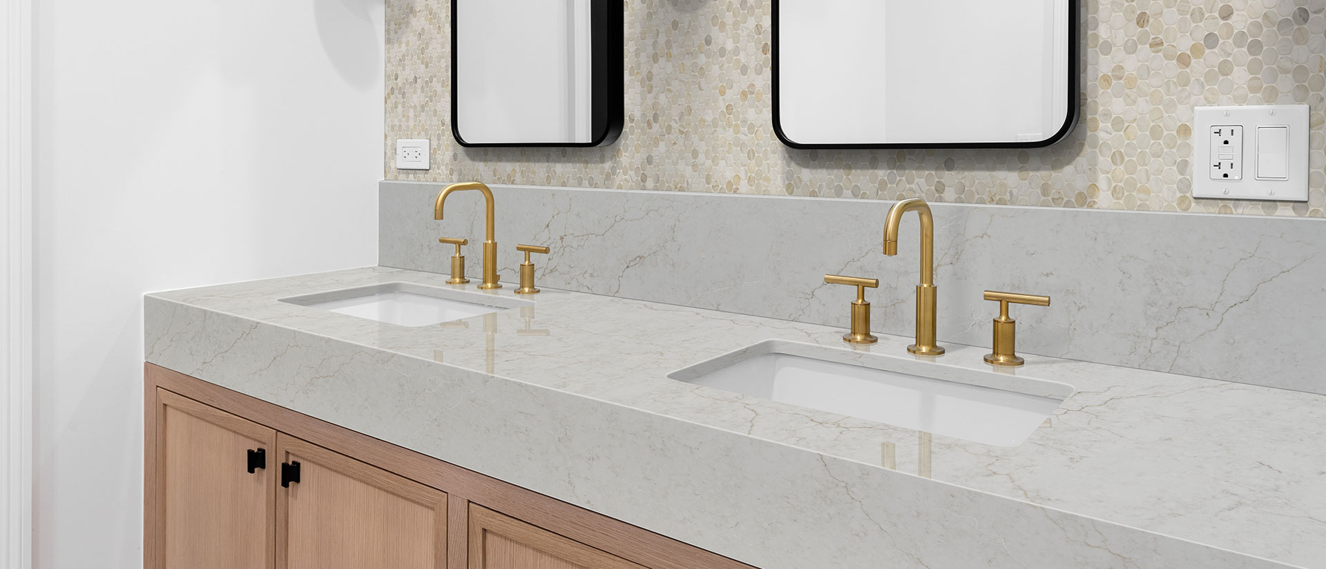 Calacatta Miraggio Cove Quartz Countertop in Bathroom
