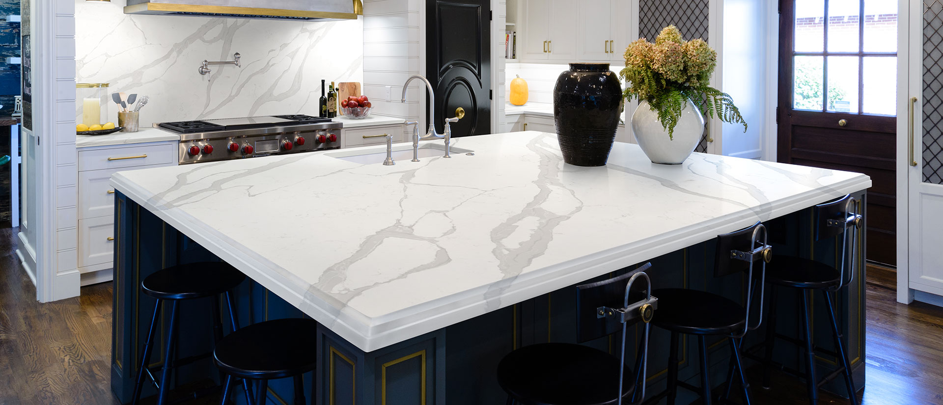 Calacatta Luccia Quartz Countertop in Kitchen Island
