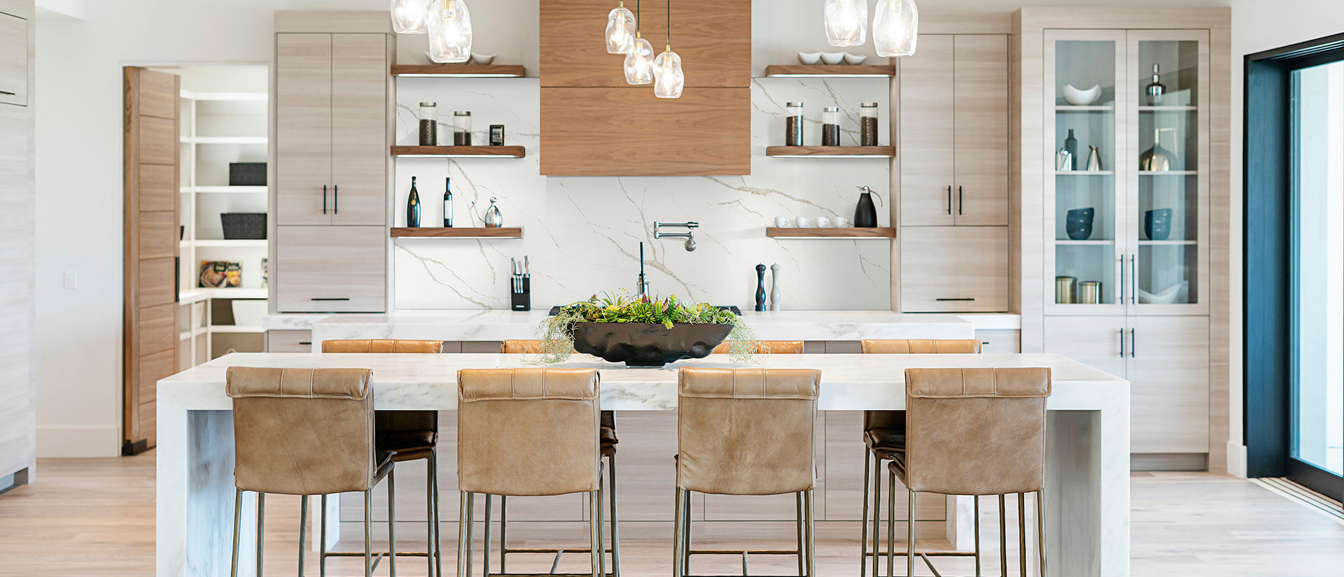 Calacatta Laza Oro Quartz Countertop in Kitchen