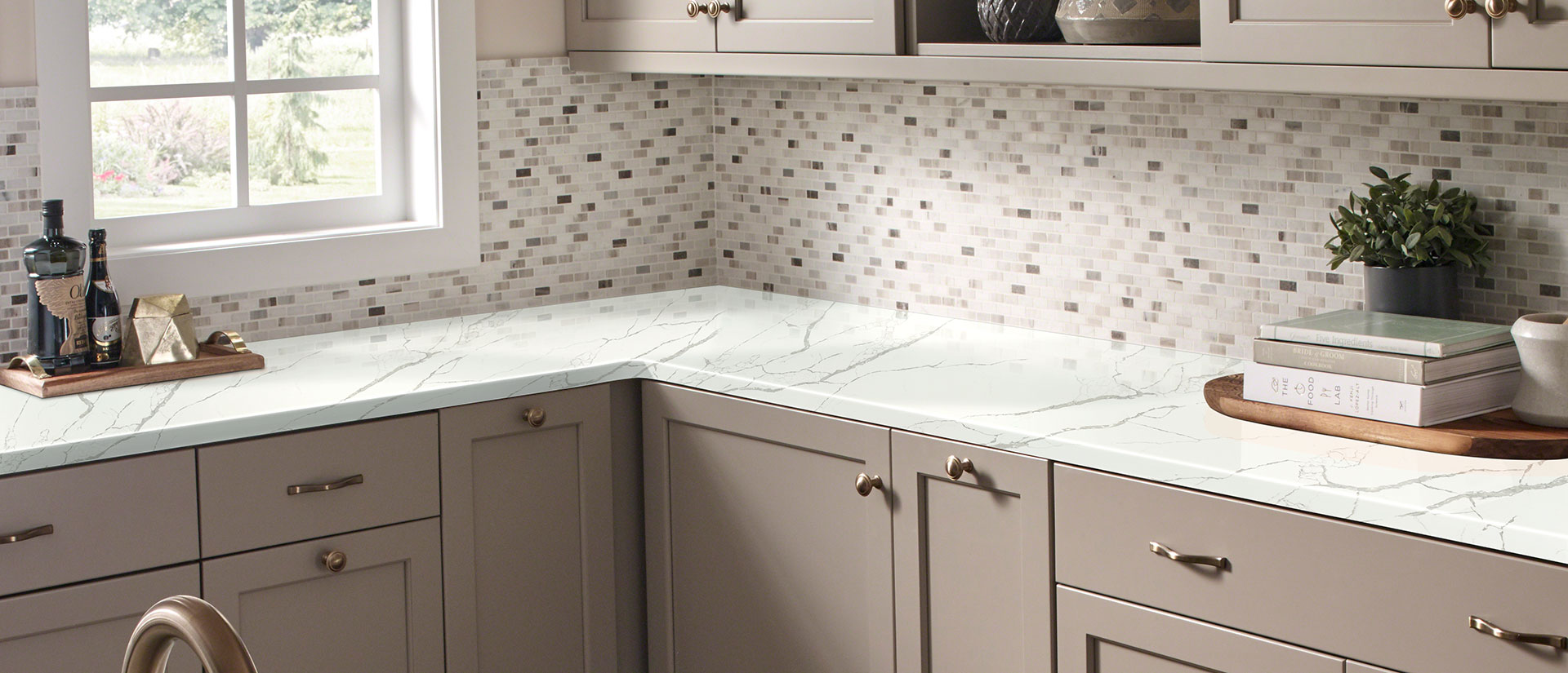 Calacatta Laza Quartz Countertop in Kitchen