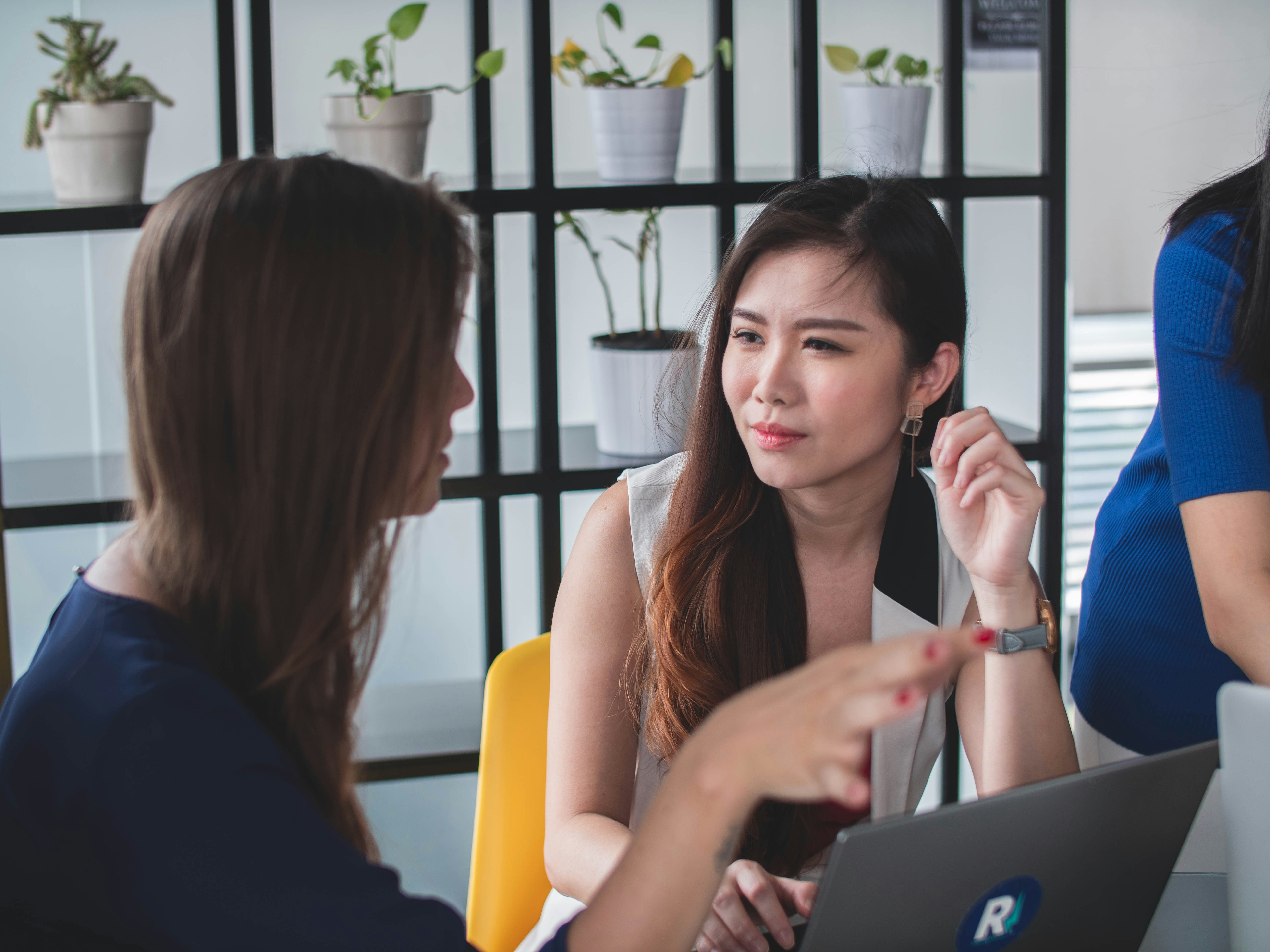 2 femmes sont épanouies grâce au jobsharing, et communiquent pour organiser leur collaboration en temps partiel