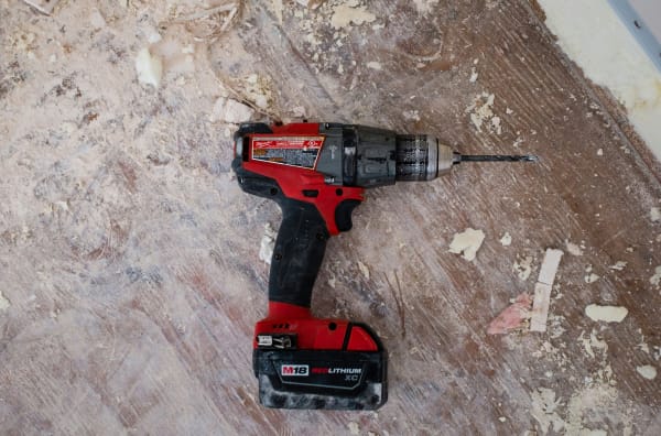 Schreinerei-Werkstatt mit Holz und Werkzeug