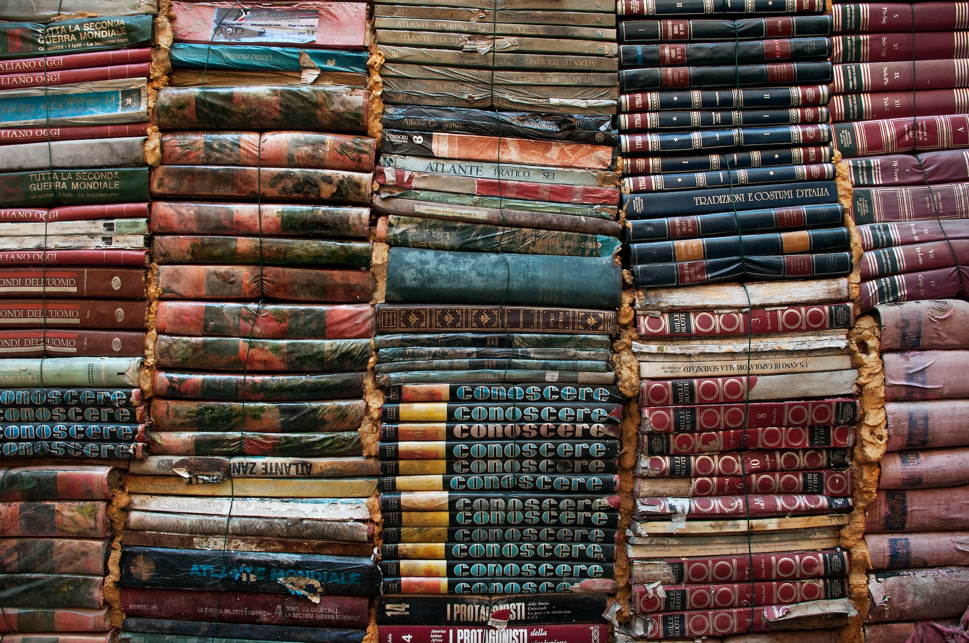 sort array of object by name javascript