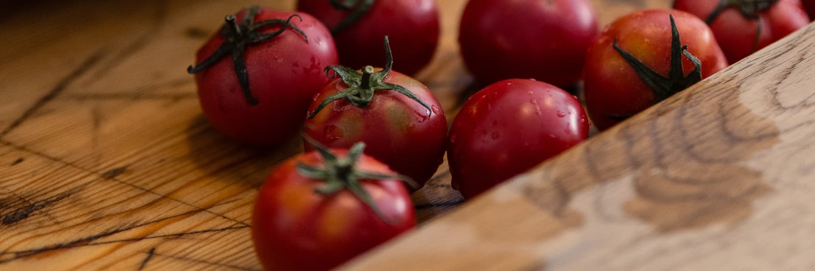 Rubbing a ramellet tomato onto fresh Mallorcan bread to prepare pa amb oli