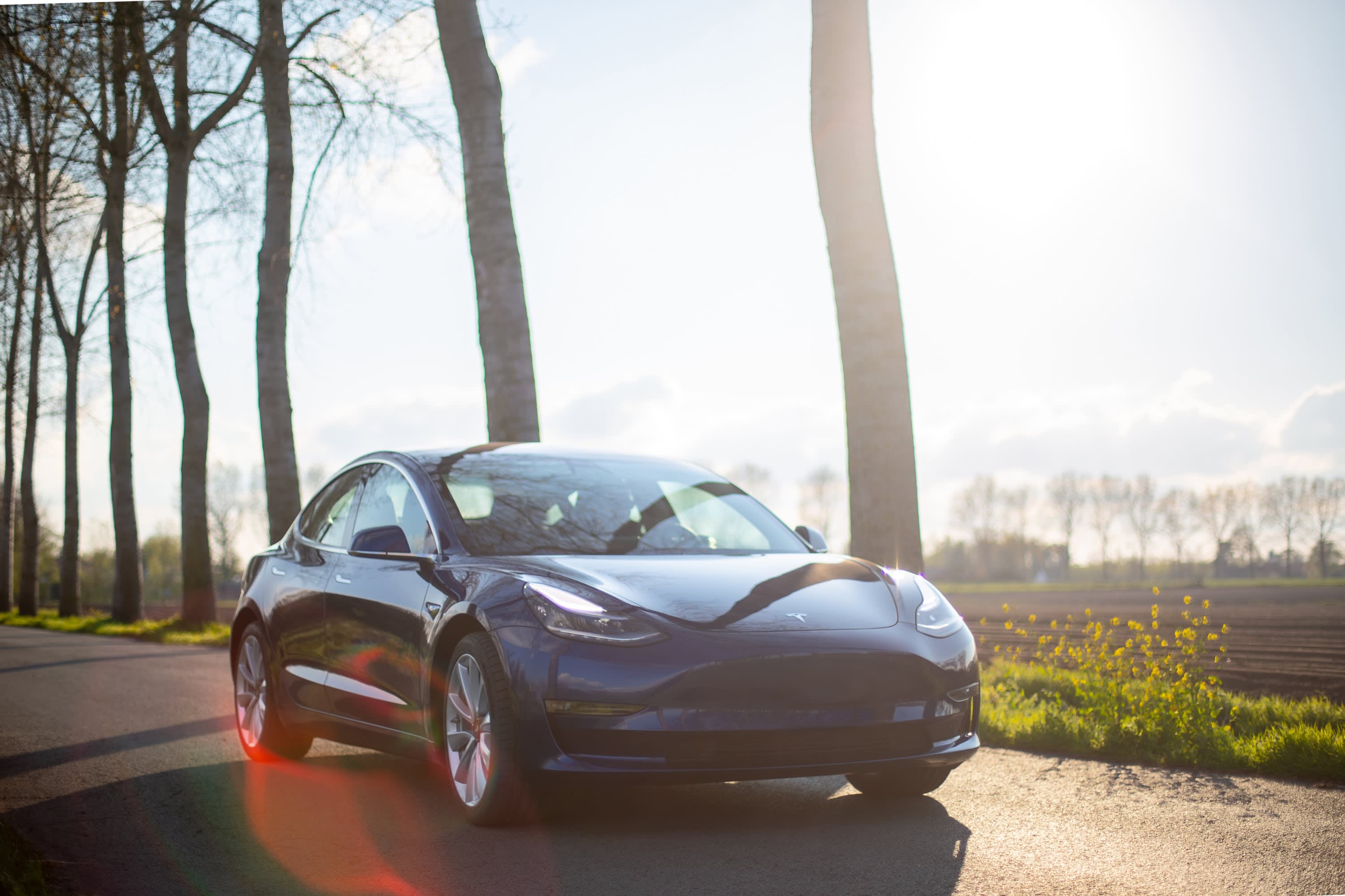 Tesla auto_Unsplash.jpg