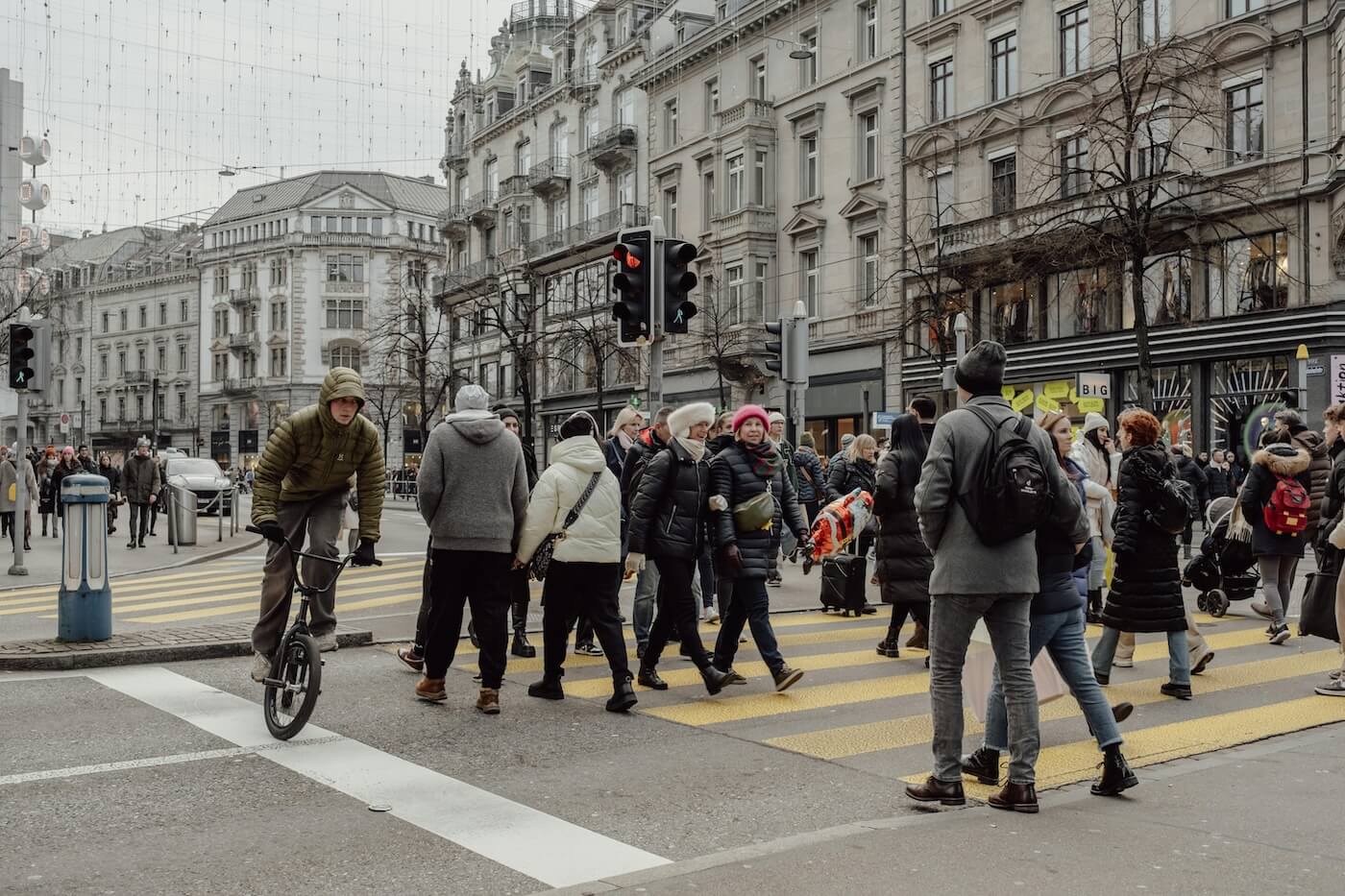 Crowd crossing a street in Zurich