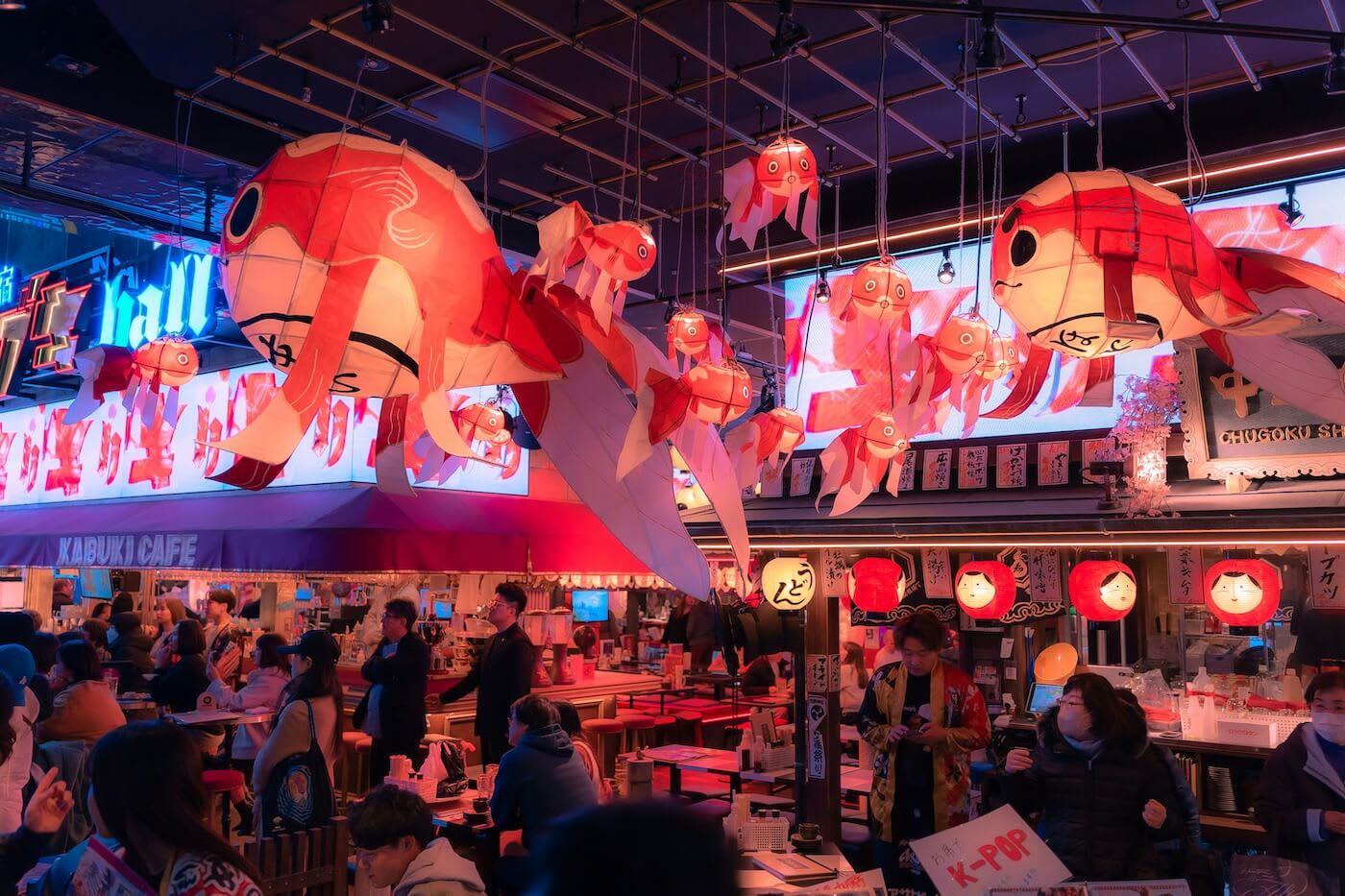 Restaurants and bars with lanterns in Tokyo