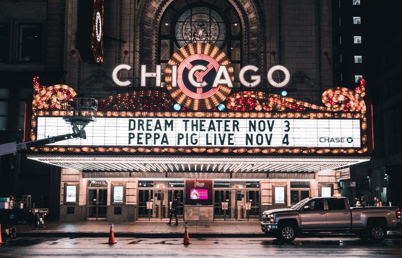 A picture of the main entrance of the chicago theater in chicago.