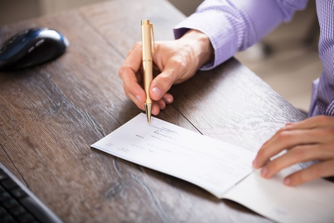 rental scams deposit withheld check being exchanged