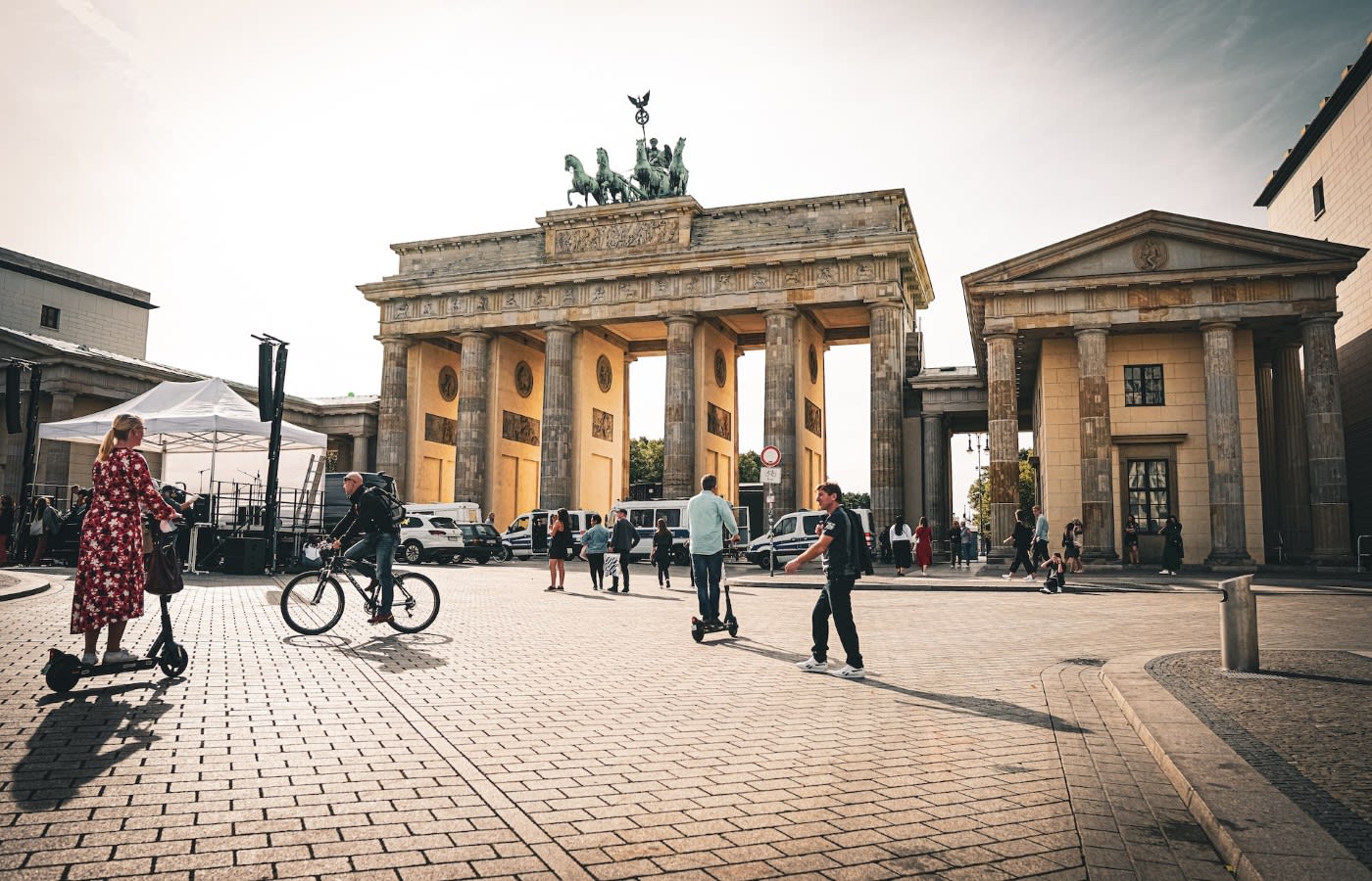 People paasing in front of the brandenburg gate in Berlin