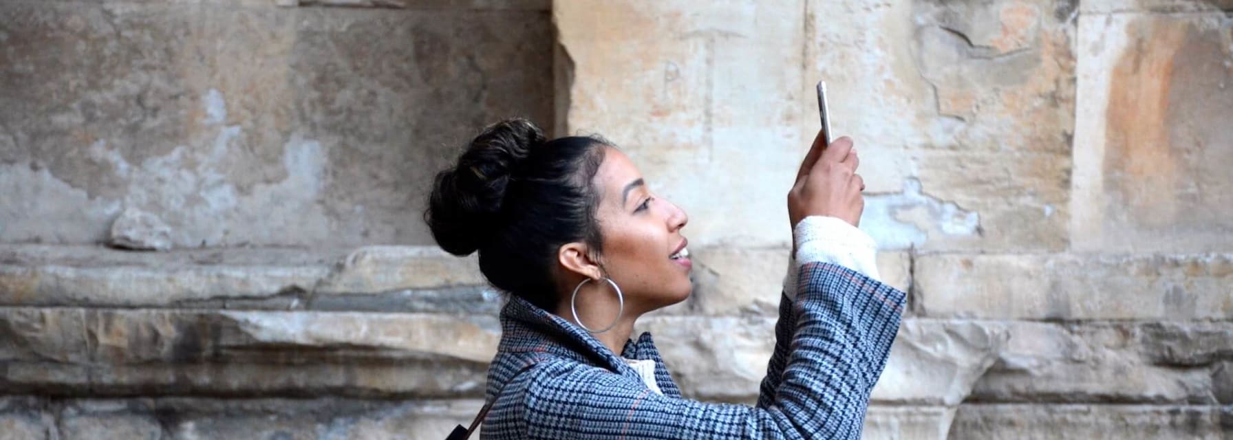 a French woman uses the Blueground app to book an apartment