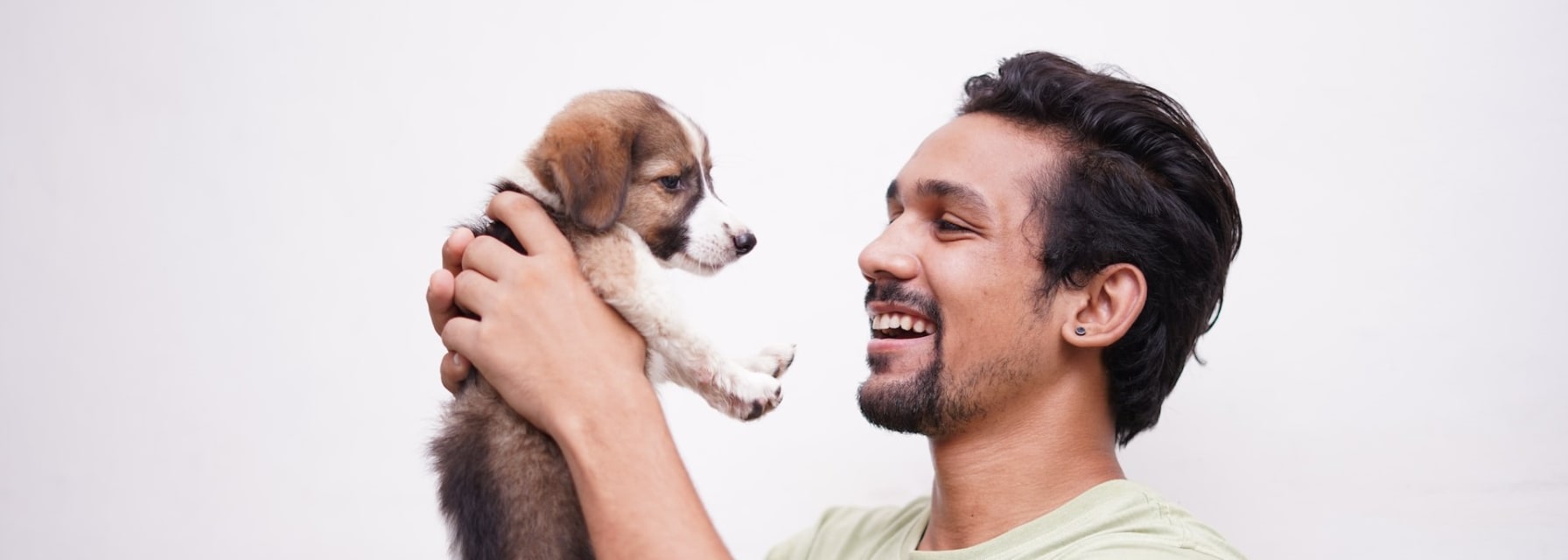 A man hugs his puppy