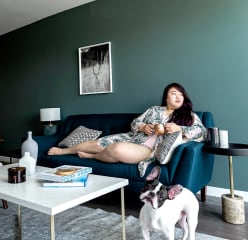 scarlett hao and her dog in a Blueground apartment