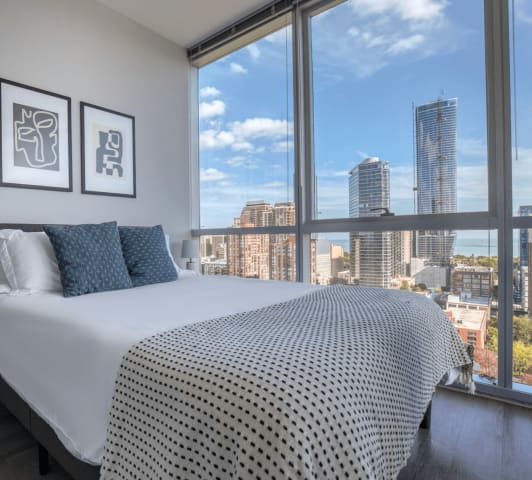 Bedroom in Chicago with view of skyscrapers