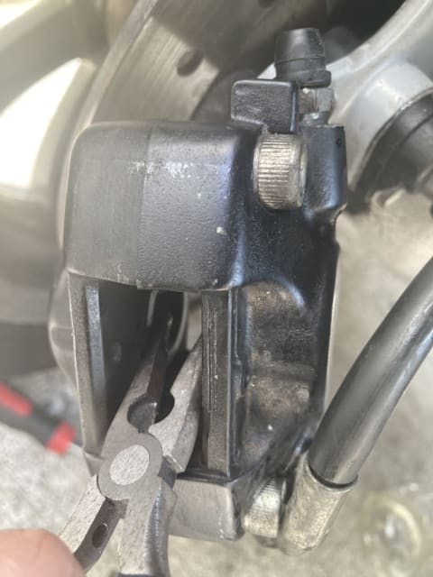 ペンチでキャリパーのピストンを押す