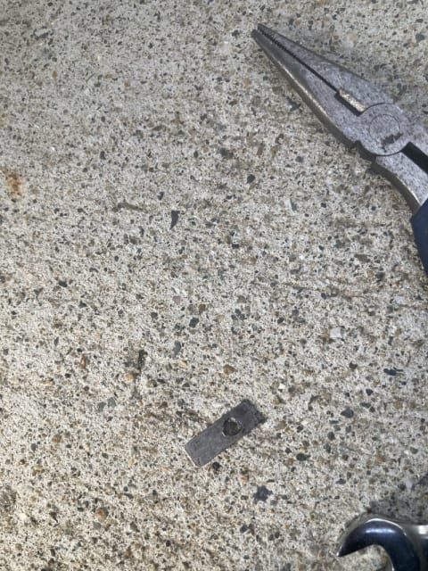 脱落したリアキャリパーの金属パーツ