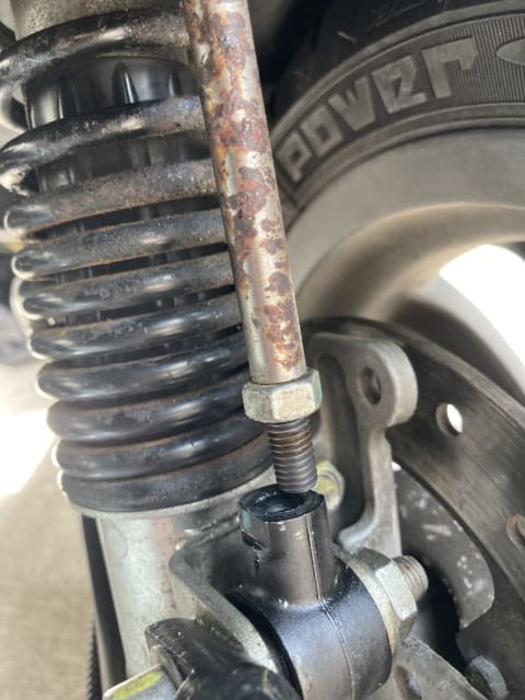 アブソーバーを固定するロットの取り外し