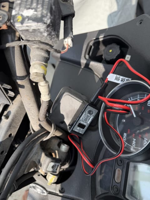 ブレーキフルードに穴を開けてUSBチャージャーを取り付け ブレーキフルードに穴を開けてUSBチャージャーを取り付け