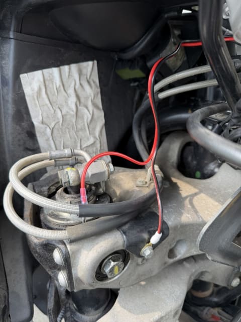 アースを取りつつカウル下のヒューズボックスへ アースを取りつつカウル下のヒューズボックスへ