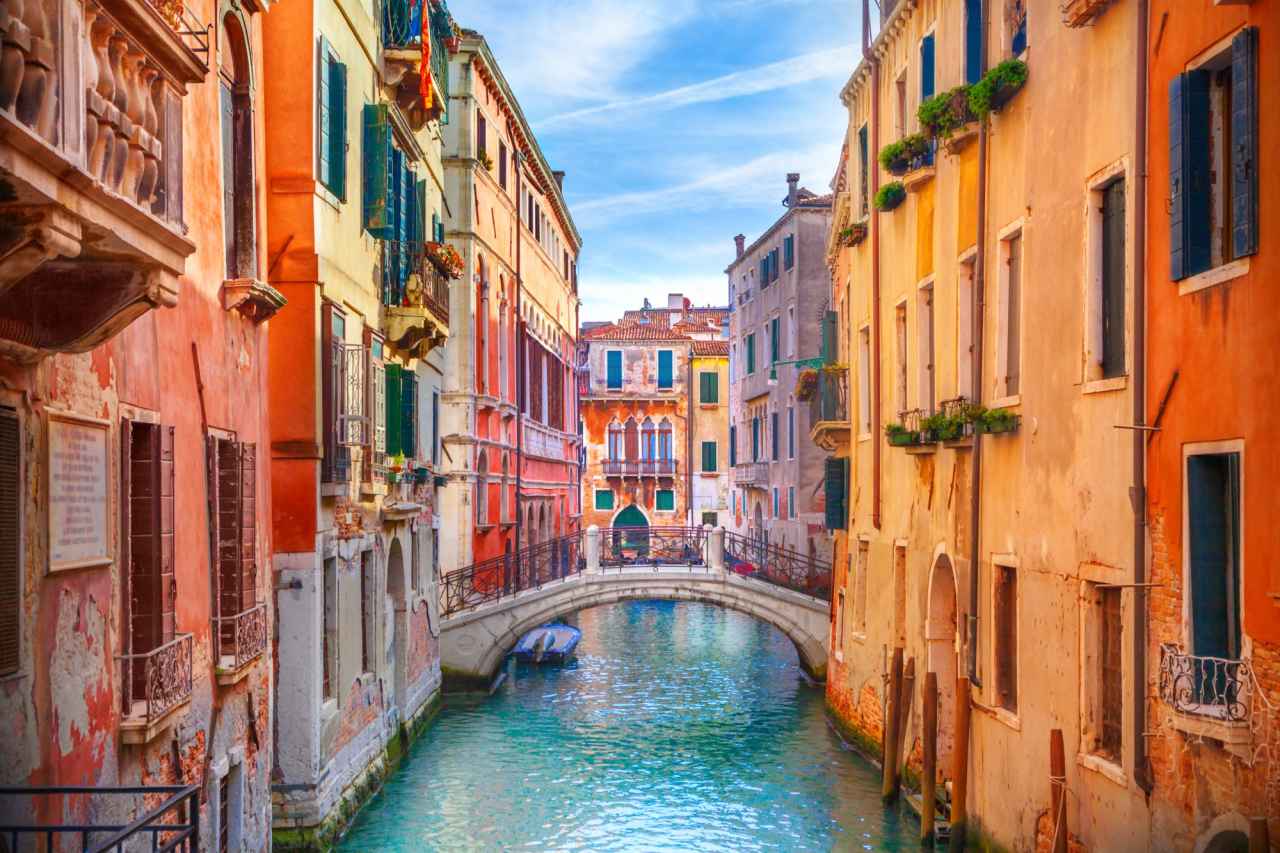 Descubre Verona, Venecia y Padua en 4 días con actividades al completo. image