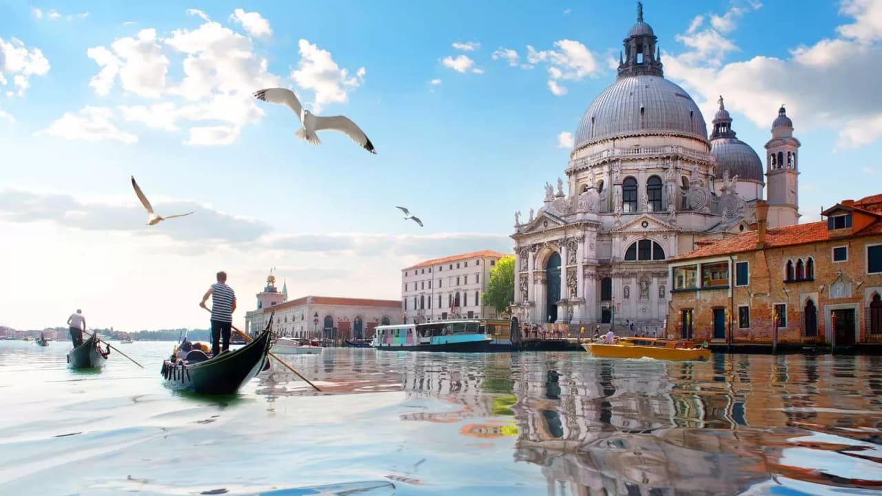 Descubre Verona, Venecia y Padua en 4 días con actividades al completo. hero image