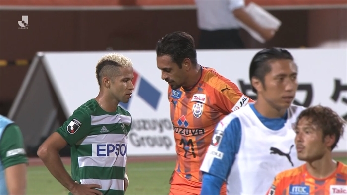 2019年 清水エスパルス VS 松本山雅 山雅のセルジーニョと試合後談笑するドゥトラ