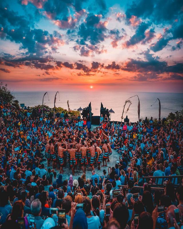 Kecak Dance At Uluwatu Temple - Photo by @hidwii