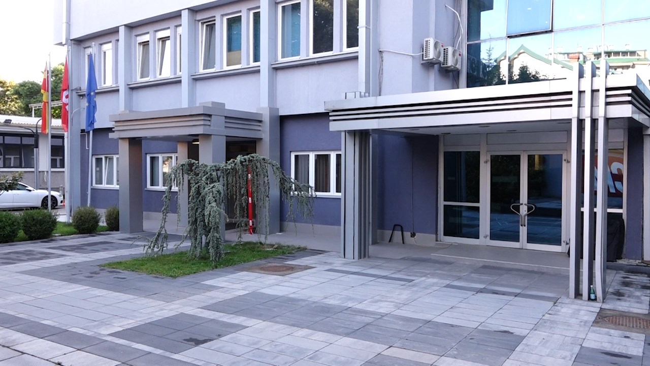 Меѓупартиски обвинувања за позадината на инцидентот со фрлена бомба во двор
